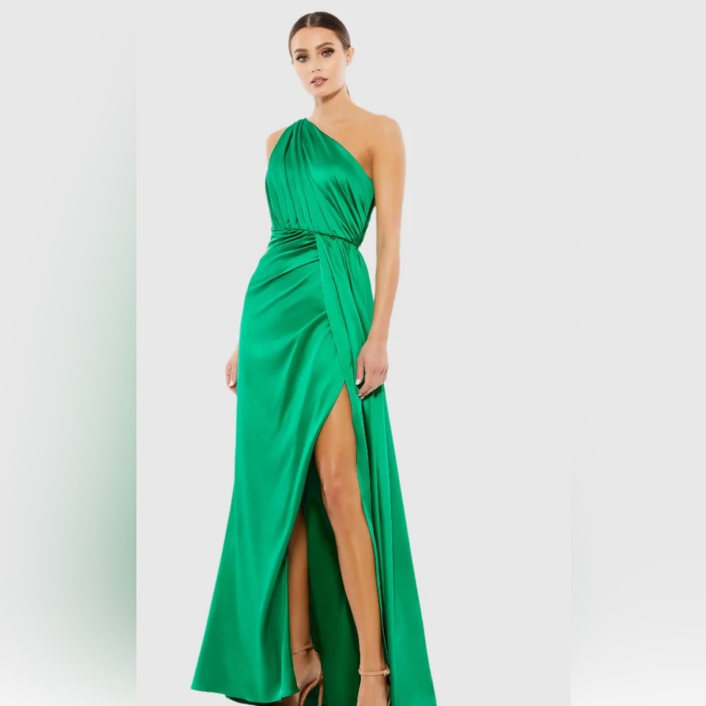 NWT IEENA FOR MAC DUGGAL
Green Gathered One Shoulder Satin Faux Wrap Gown